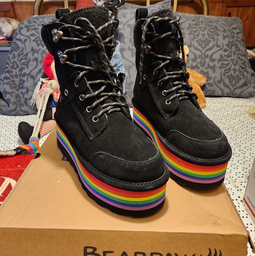 NIB- Women’s   Bearpaws RARE ! Unique